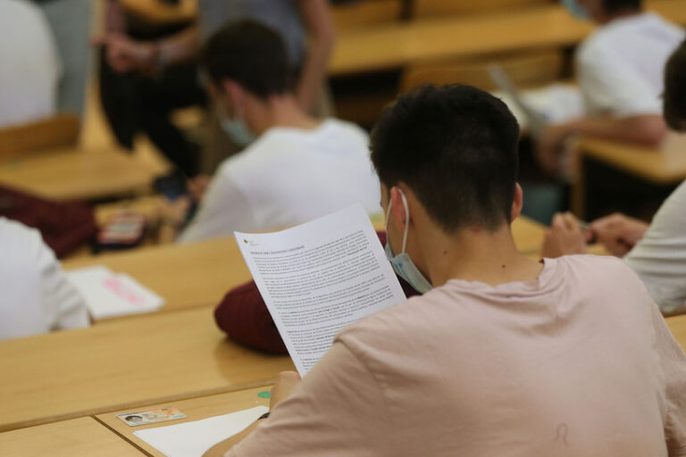 csm_Hoersaal_Corona_picture-alliance_dpa_EUROPA-PRESS_Isabel_Infantes_244172766_2434x1310_e9c31ef586