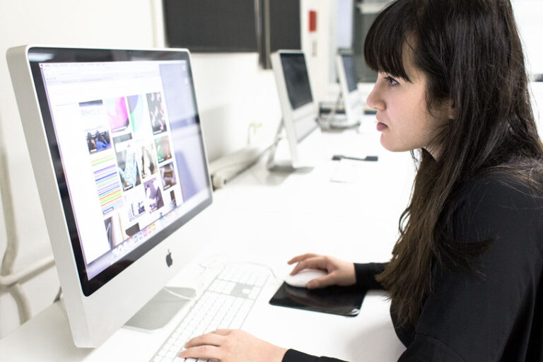 csm_Internet_Nutzerin_Computer_2434x1310_7a49f16fe1