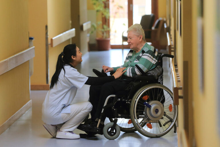 csm_150310_Pflege_Symbol_Ausbildung_dpa_56564884_2434x1310_91af612564