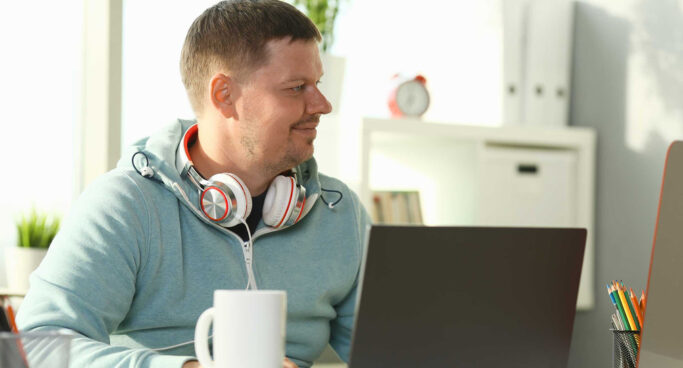 csm_Junger_Mann_lernen_Studium_Weiterbildung_H_Ko_AdobeStock_320458778_2434x1310_1dea032130