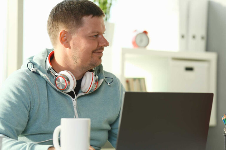 csm_Junger_Mann_lernen_Studium_Weiterbildung_H_Ko_AdobeStock_320458778_2434x1310_1dea032130