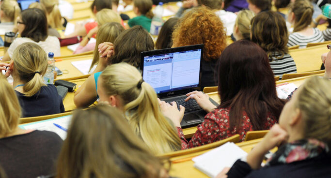 csm_Themenbild_Studenten-im-Hoersaal_dpa_32188884_2434x1310_90c4ef9448