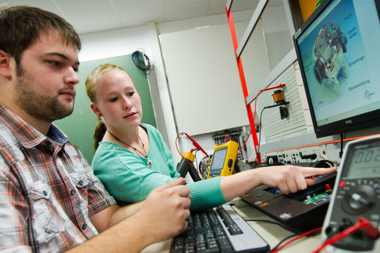 csm_Auzubildende-Berufsschule_dpa_49721581_2434x1310_104111dc38