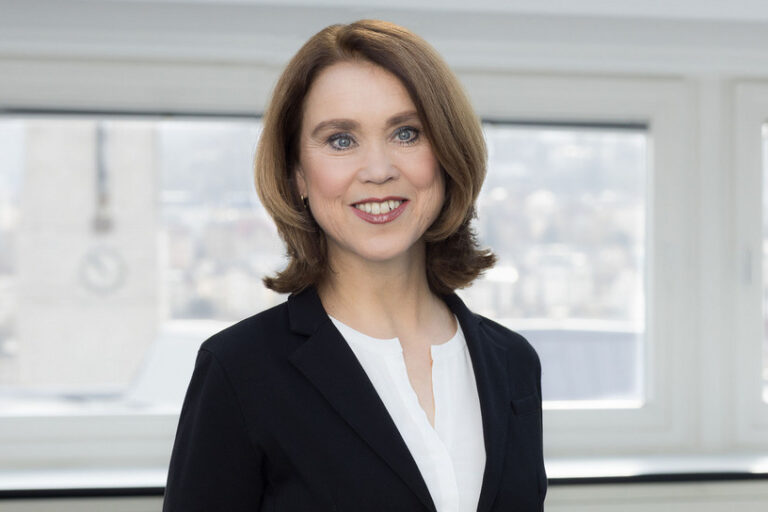 csm_2021_Portraet_StS_Petra_Olschowski_7_2434x1310_1dd22439d7