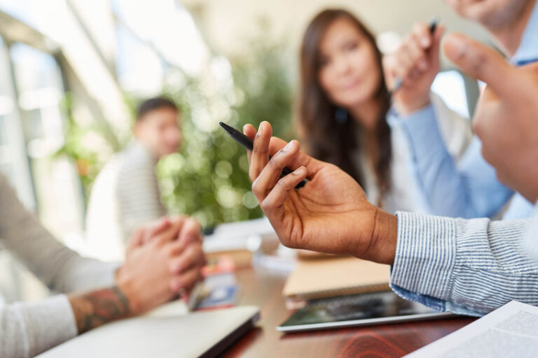 csm_Besprechung_Weiterbildung_Adobe_Stock_Robert_Kneschke_ID215534120_2434x1310_ab25eb3348