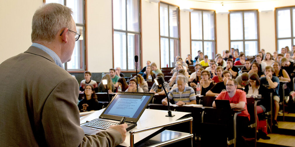 csm_Studierende-im-Hoersaal-Freiburg_dpa_52794051_2434x1310_a7902273fc