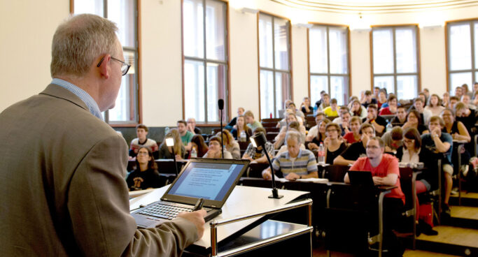 csm_Studierende-im-Hoersaal-Freiburg_dpa_52794051_2434x1310_a7902273fc