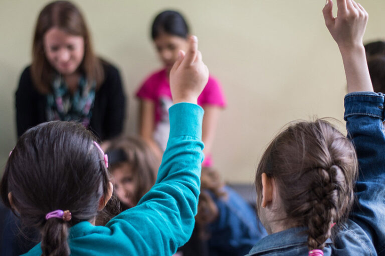 csm_Fluechtlingskinder-Unterricht_dpa_60306402_2434x1310_47da648bac