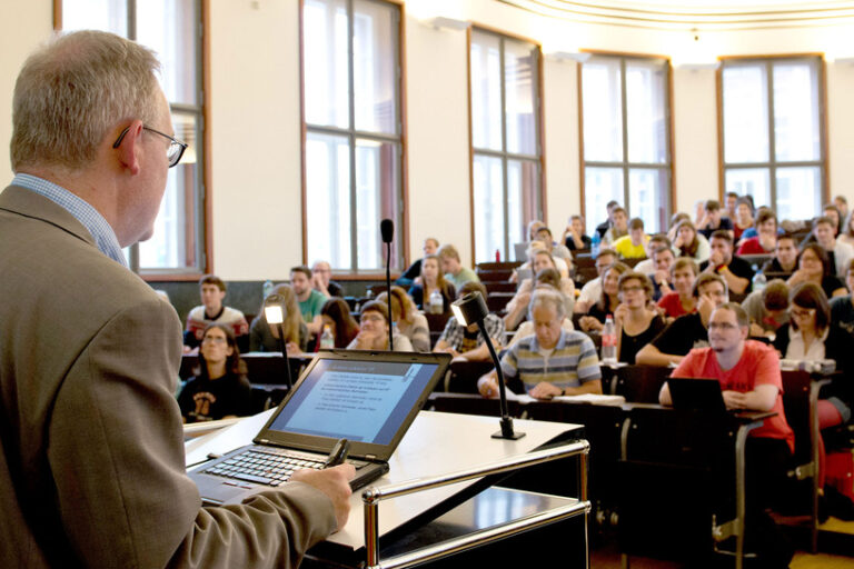 csm_Studierende-im-Hoersaal-Freiburg_dpa_52794051_2434x1310_a7902273fc