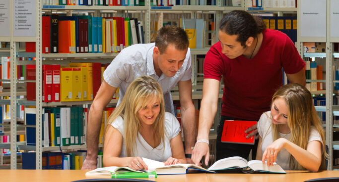 csm_Studenten-in-Bibliothek_dpa_32346397_2434x1310_a6a330f69b