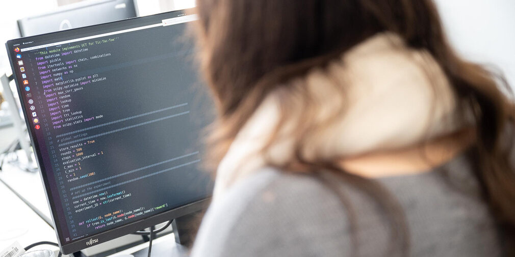 csm_210120_Kuenstliche-Intelligenz_Cyber-Valley_Uni-Tuebingen_picturealliance_dpa_SebastianGollnow_229495350_2434x1310_8b8d54126f