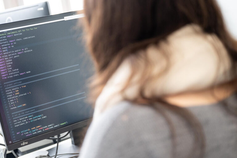 csm_210120_Kuenstliche-Intelligenz_Cyber-Valley_Uni-Tuebingen_picturealliance_dpa_SebastianGollnow_229495350_2434x1310_8b8d54126f