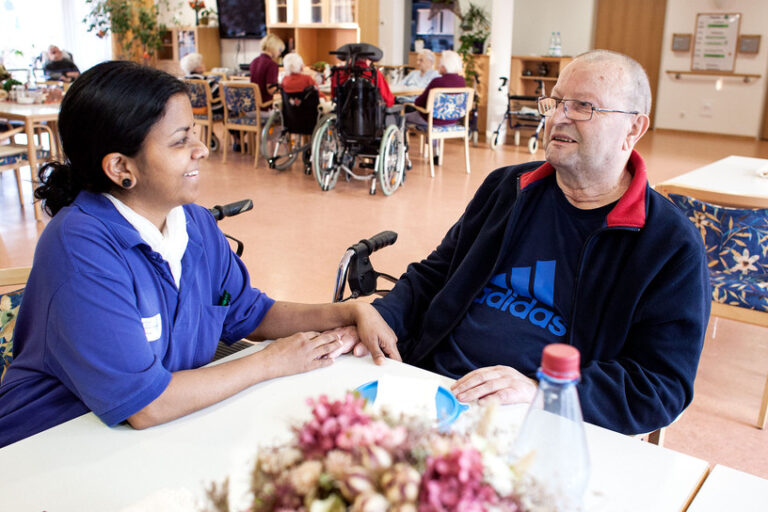 csm_Pflegerin_Pflegeheim_2_2434x1310_484b6120bc