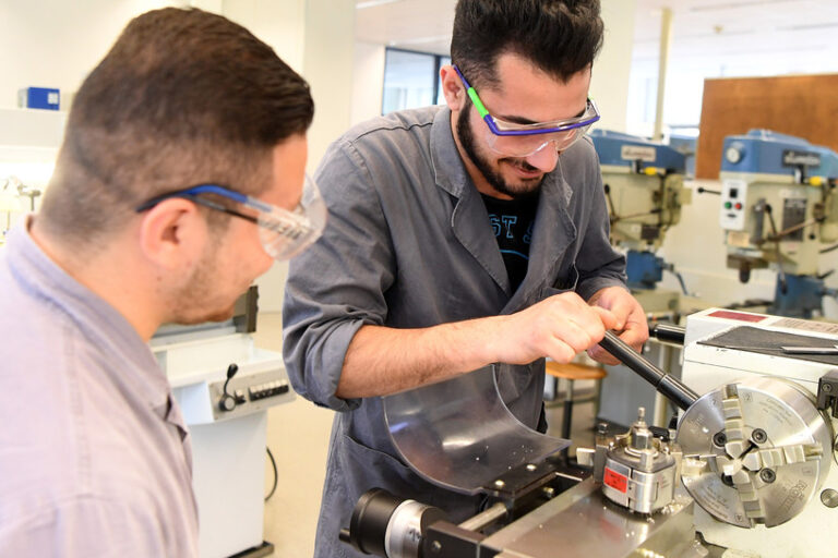 csm_dpa_53471965_Fluechtlinge-Ausbildung_2434x1310_c4c34b3e3a