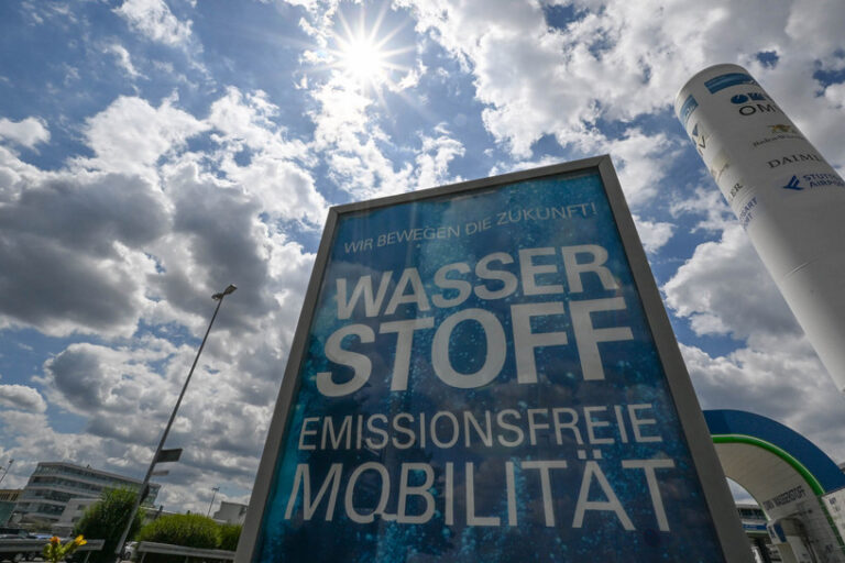 csm_230628_Wasserstoff_Tankstelle_picture-alliance_Bernd-Weissbrod_dpa_414941323_2434x1300_1c2cc4651e