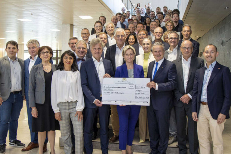 csm_230720_Uebergabe_Foerderbescheid_KI-Allianz-BW_c_Leif-Piechowski_2434x1310_ab0997bf30