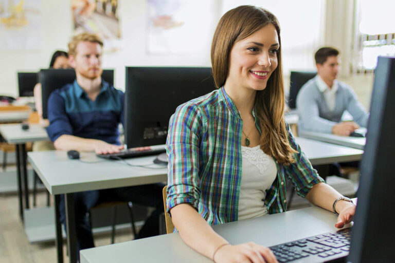 csm_Erwachsenenbildung_VHS_StudiuM_NDABCREATIVITY_AdobeStock_81363450_2434x1310_9e262e517f