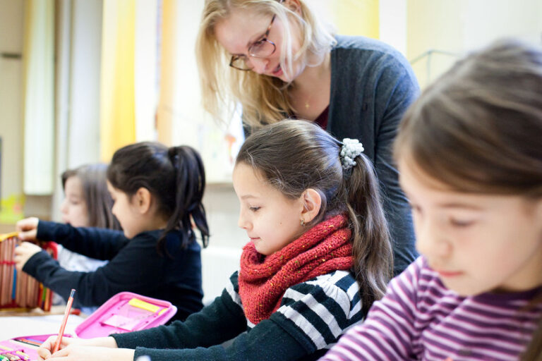 csm_Grundschule_Lehrerin-kontrolliert-Stillarbeit_2434x1310_be7612a127