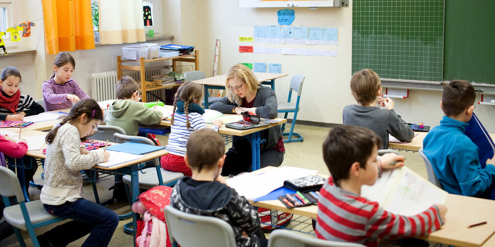 csm_Grundschule_Lehrerin_erklaert_Schuelerin_Aufgabe_2434x1310_75f5d7a3fb