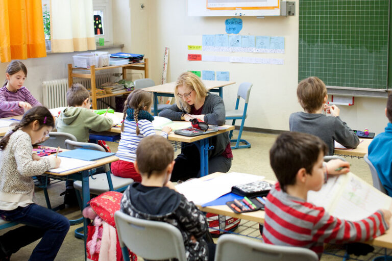 csm_Grundschule_Lehrerin_erklaert_Schuelerin_Aufgabe_2434x1310_75f5d7a3fb