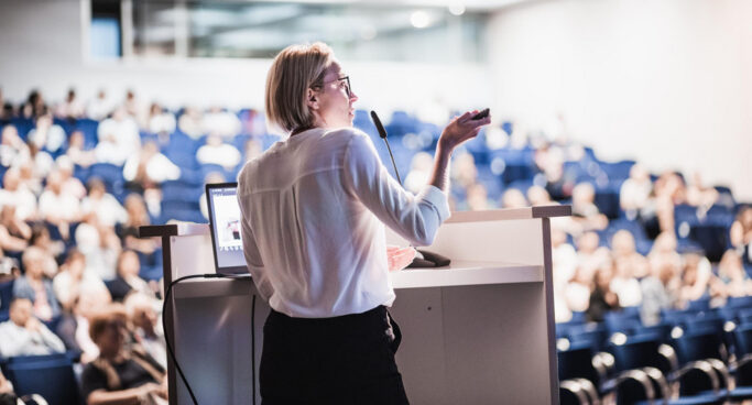 csm_Vortrag_Konferenz_Weiterbildung_kasto_AdobeStock_614623650_2434x1310_ae3f68f365