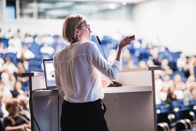 csm_Vortrag_Konferenz_Weiterbildung_kasto_AdobeStock_614623650_2434x1310_ae3f68f365