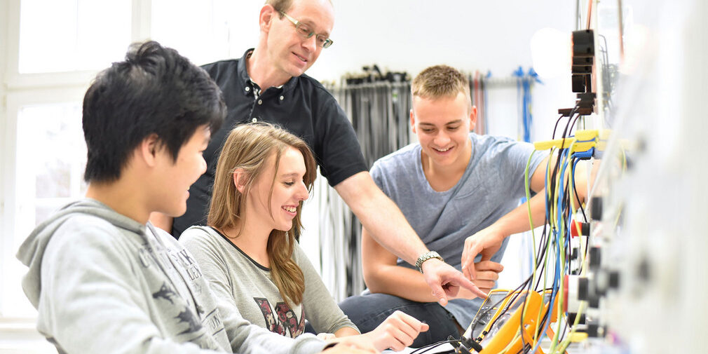 csm_Ausbildung_Praktikum_industrieblick_AdobeStock_162946985_2434x1310_252fef3166