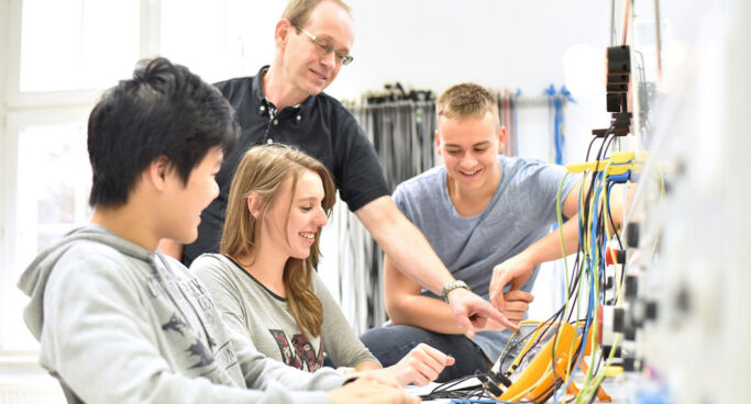 csm_Ausbildung_Praktikum_industrieblick_AdobeStock_162946985_2434x1310_252fef3166