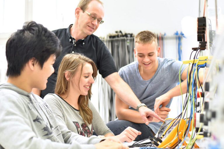 csm_Ausbildung_Praktikum_industrieblick_AdobeStock_162946985_2434x1310_252fef3166