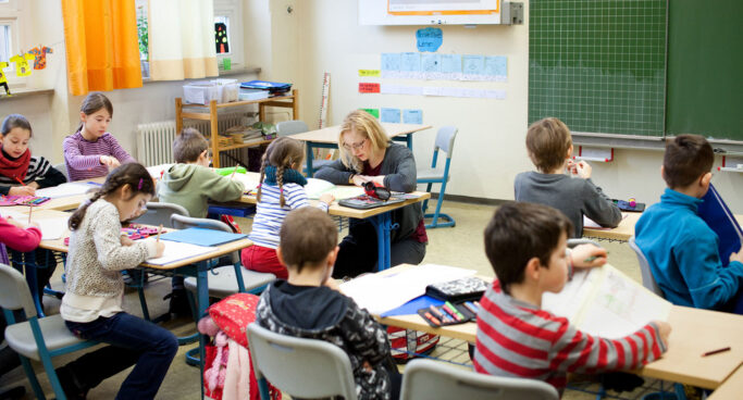 csm_Grundschule_Lehrerin_erklaert_Schuelerin_Aufgabe_2434x1310_75f5d7a3fb