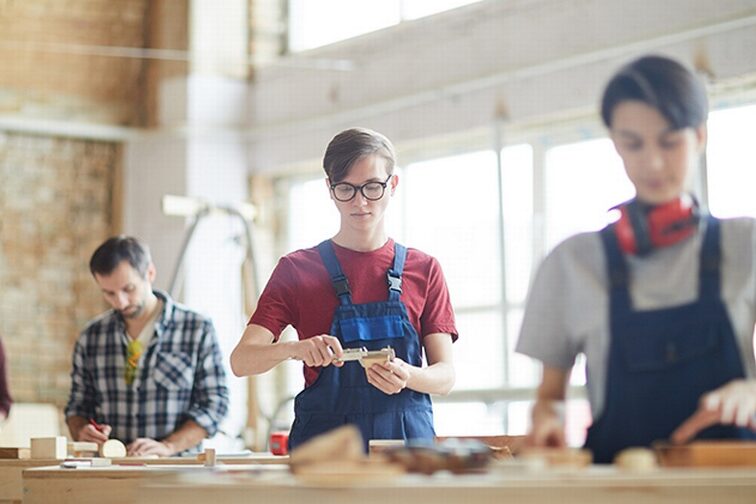 lehrling-tischler-adobestock-seventyfour-285910611