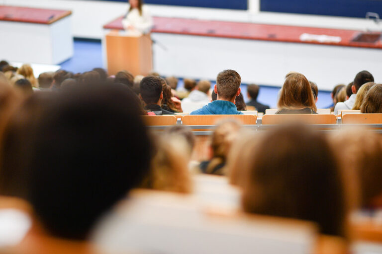 csm_161017_Frau_Wissenschaftlerin_Gleichstellung_dpa_132058316_2434x1310_ee18bd2865