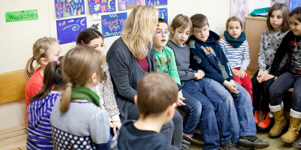 csm_Grundschule_Schueler_Lehrerin_Gespraech_2434x1310_09352d010e