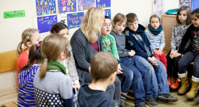csm_Grundschule_Schueler_Lehrerin_Gespraech_2434x1310_09352d010e