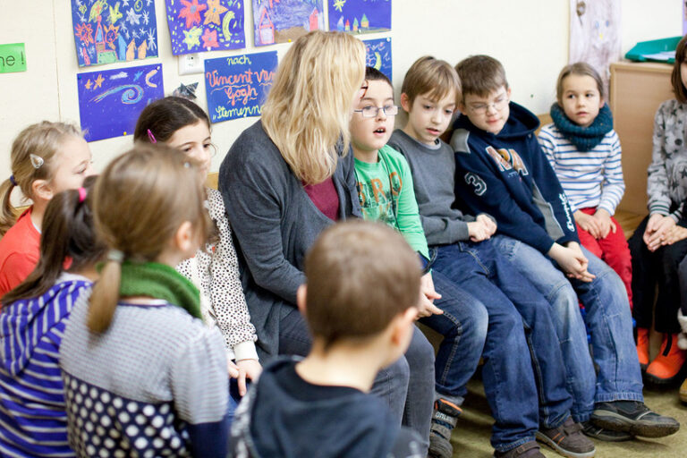 csm_Grundschule_Schueler_Lehrerin_Gespraech_2434x1310_09352d010e