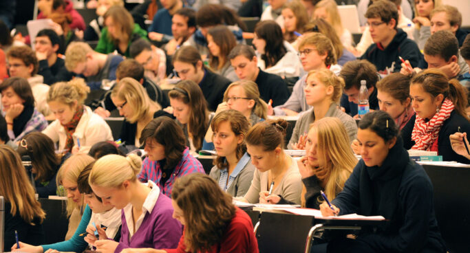 csm_Studierende_im_Hoersaal_Universitaet_Hochschule_dpa_21655984_2434x1310_333bbfa61f