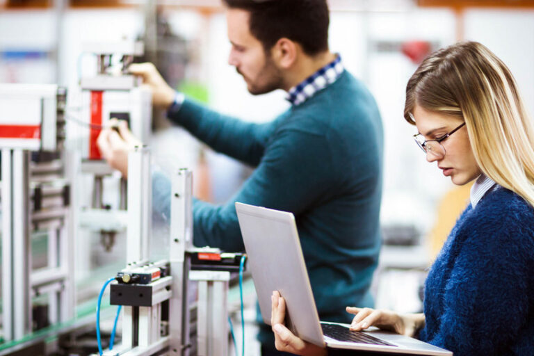 csm_Elektrotechnik_Studium_Ingenieur_NDABCREATIVITY_AdobeStock_198297456_2434x1310_7bbcefdfcb