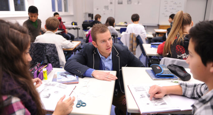 csm_Lehrer-mit-Schuelern-Unterricht_KuMi_2434x1310_bc3c397cef