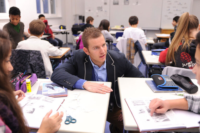 csm_Lehrer-mit-Schuelern-Unterricht_KuMi_2434x1310_bc3c397cef