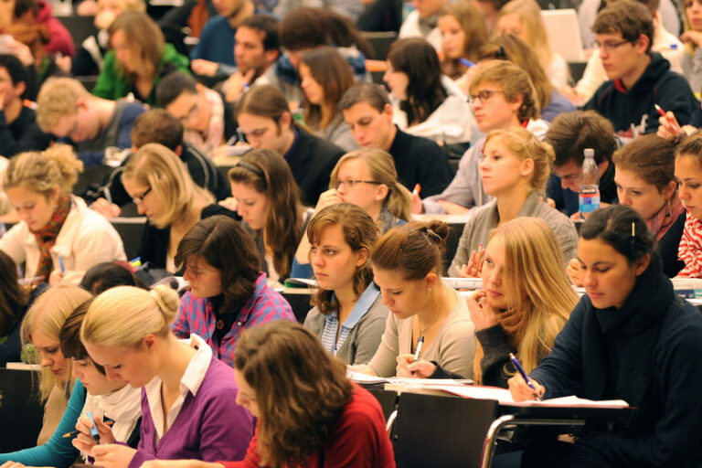 csm_Studierende_im_Hoersaal_Universitaet_Hochschule_dpa_21655984_2434x1310_db93c028d1