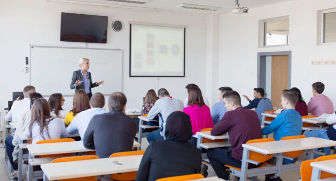 csm_240704_Hochschule_Professorin_AdobeStock_284936032_as-artmedia_2434x1310_f9205e5778
