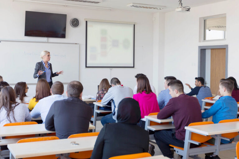 csm_240704_Hochschule_Professorin_AdobeStock_284936032_as-artmedia_2434x1310_f9205e5778