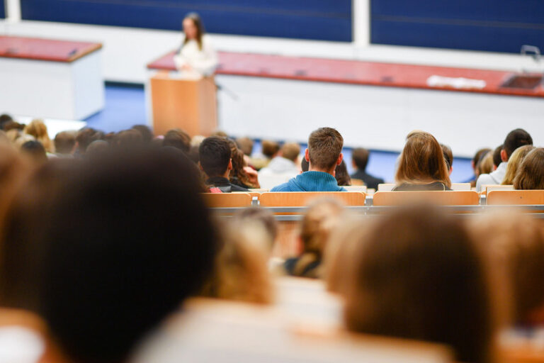 csm_161017_Studierende_Hoersaal_Hochschule_picture-alliance_Uwe-Anspach_dpa_313518341_2434x1310_b7acfea26c