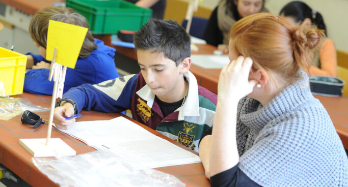 csm_Grundschule-Schueler-Lehrerin_KuMi_2434x1310_85c18c942d