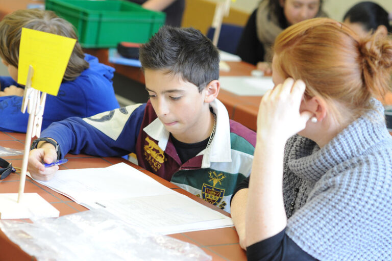 csm_Grundschule-Schueler-Lehrerin_KuMi_2434x1310_85c18c942d