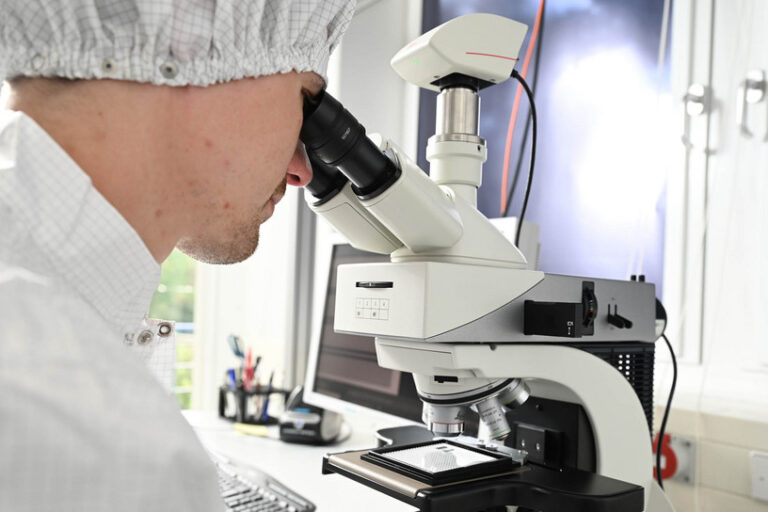 csm_210914_Ingenieur_Quantencomputer_Technik_picture-alliance_Bernd-Weissbrod_dpa_256799903_2434x1310_47873b89de