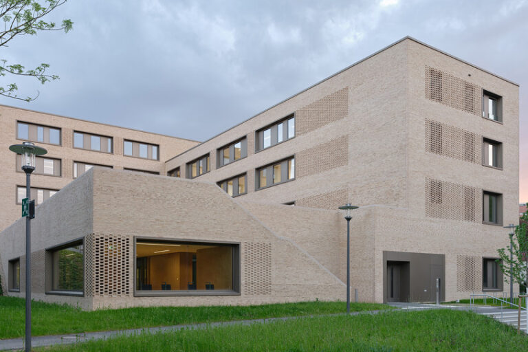 csm_241114_Zentrum-Islamische-Theologie-Aussen-2434x1310_aa7a8a9fbd