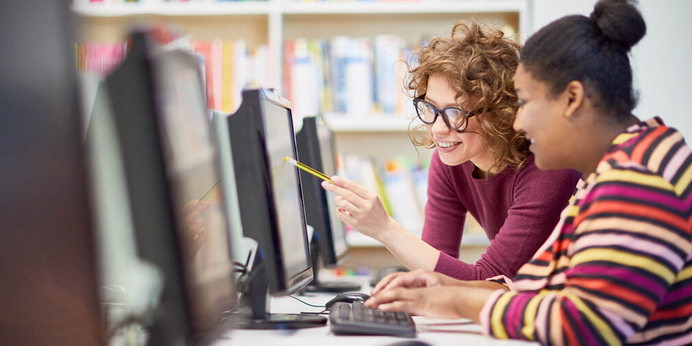 csm_Bildung_Weiterbildung_Fachkraefte_Frauen_PC_AdobeStock_219761828_pressmaster_2434x1310_9298d0510b