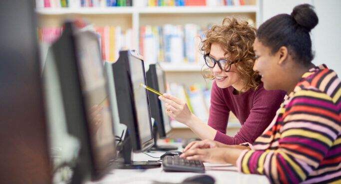 csm_Bildung_Weiterbildung_Fachkraefte_Frauen_PC_AdobeStock_219761828_pressmaster_2434x1310_9298d0510b