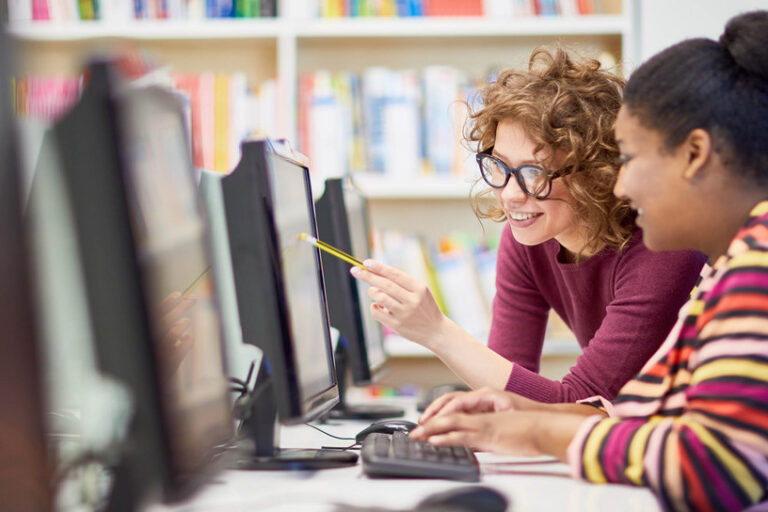 csm_Bildung_Weiterbildung_Fachkraefte_Frauen_PC_AdobeStock_219761828_pressmaster_2434x1310_9298d0510b